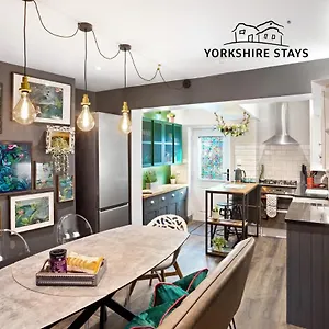 Stunning 4bed Townhouse By Hic & Trendy Kings Quarter! Holiday home Harrogate